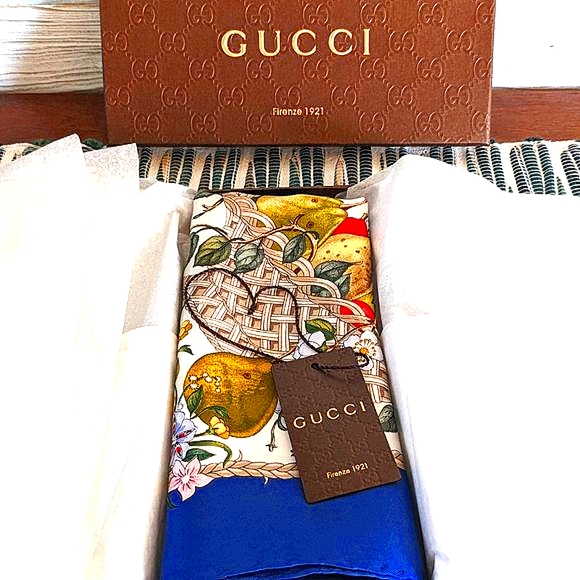 💎✨Authentic✨💎Gucci c.1970's multicolored floral butterfly fruit silk scarf - Picture 4 of 5